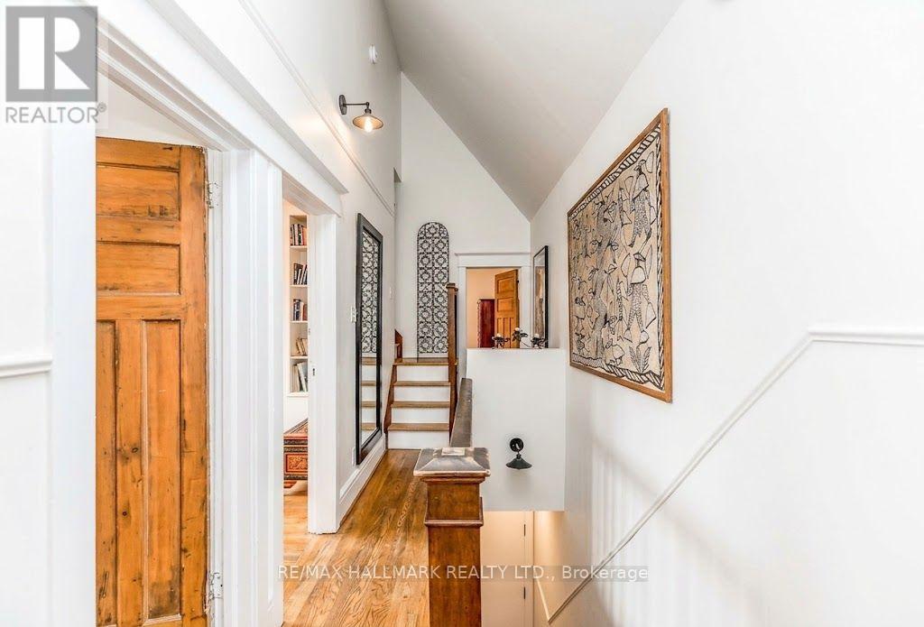 Upper - 91 Ivy Avenue, Toronto, Ontario  M4L 2H8 - Photo 6 - E13748730