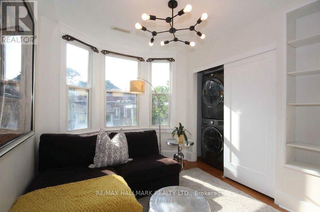 Upper - 91 Ivy Avenue, Toronto, Ontario  M4L 2H8 - Photo 8 - E13748730