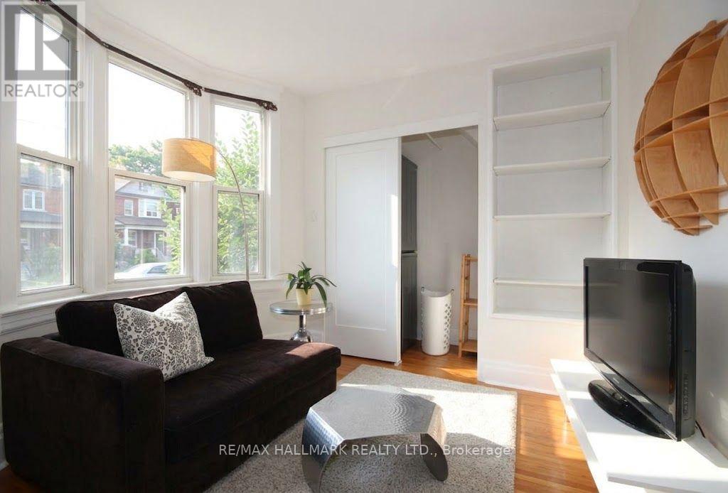 Upper - 91 Ivy Avenue, Toronto, Ontario  M4L 2H8 - Photo 9 - E13748730