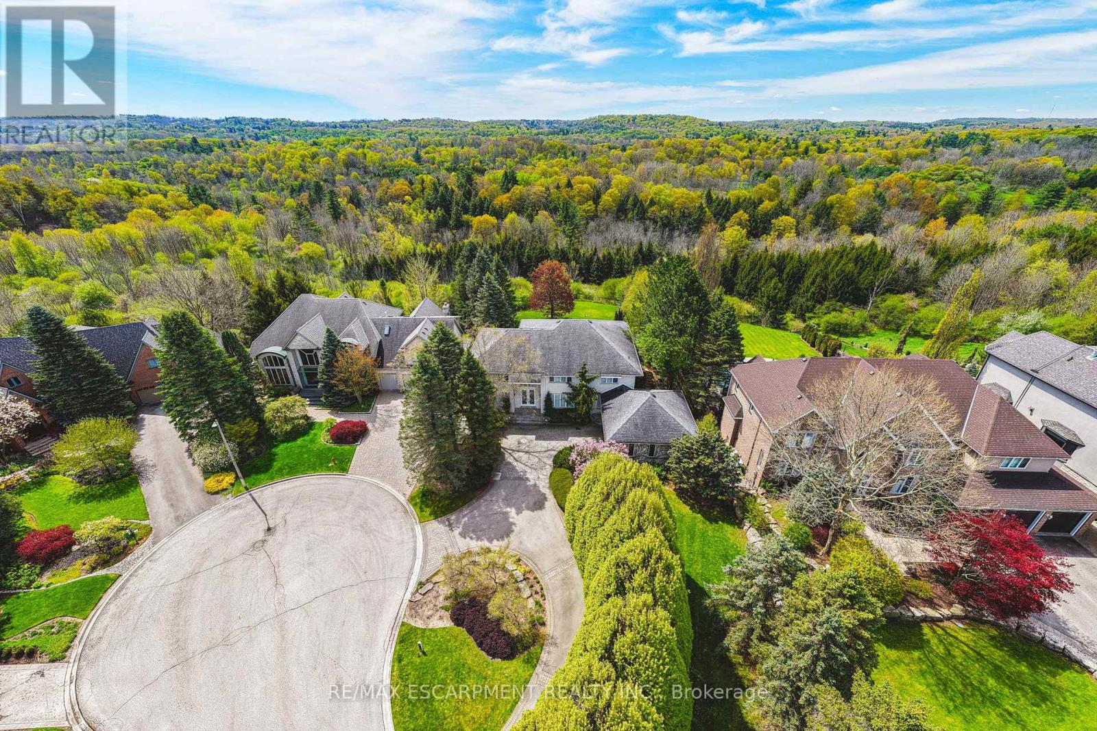 2 Anslow Court, Hamilton, Ontario  L9H 6Z2 - Photo 3 - X13215860