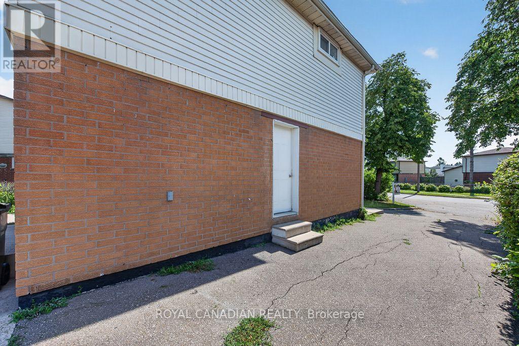 6 Damascus Drive, Toronto, Ontario  M9V 4G1 - Photo 7 - W13748950
