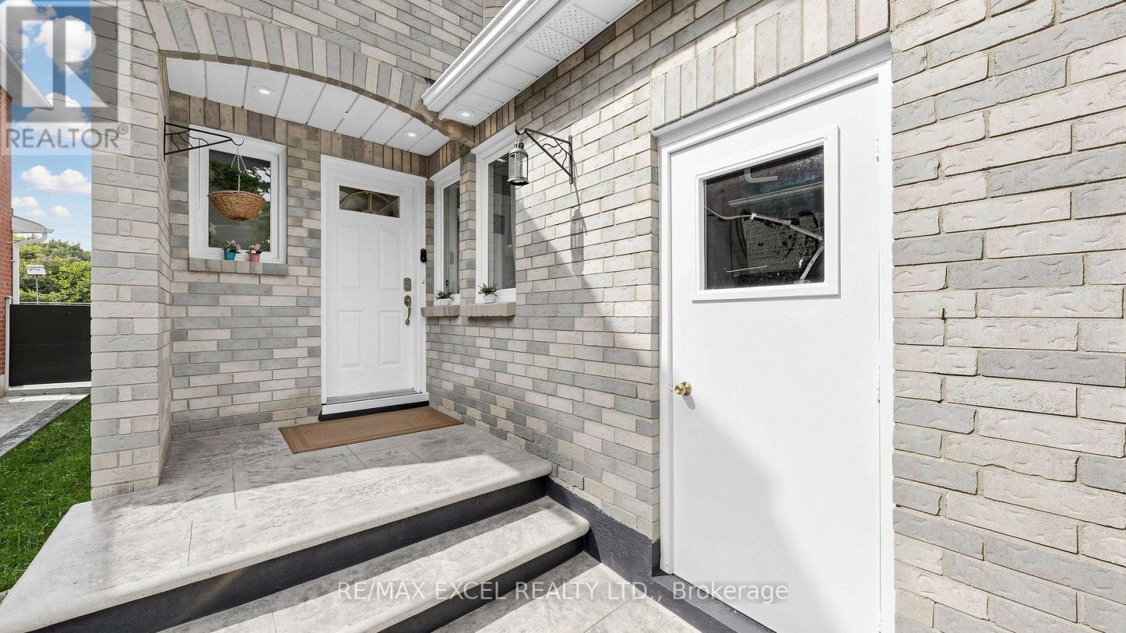 46 Venice Crescent, Vaughan, Ontario  L4J 7S9 - Photo 2 - N13744252