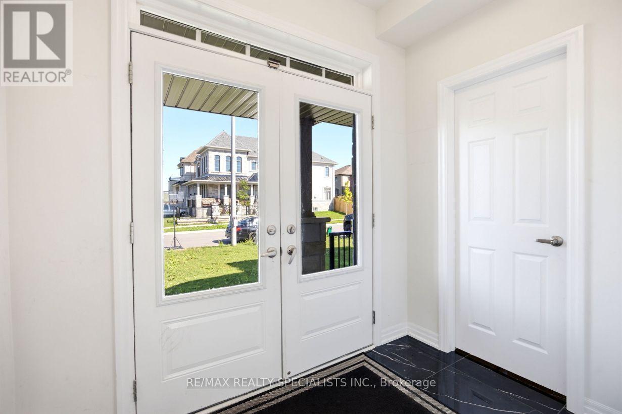 27 Salmon Crescent, Clarington, Ontario  L1B 1L9 - Photo 4 - E13749026