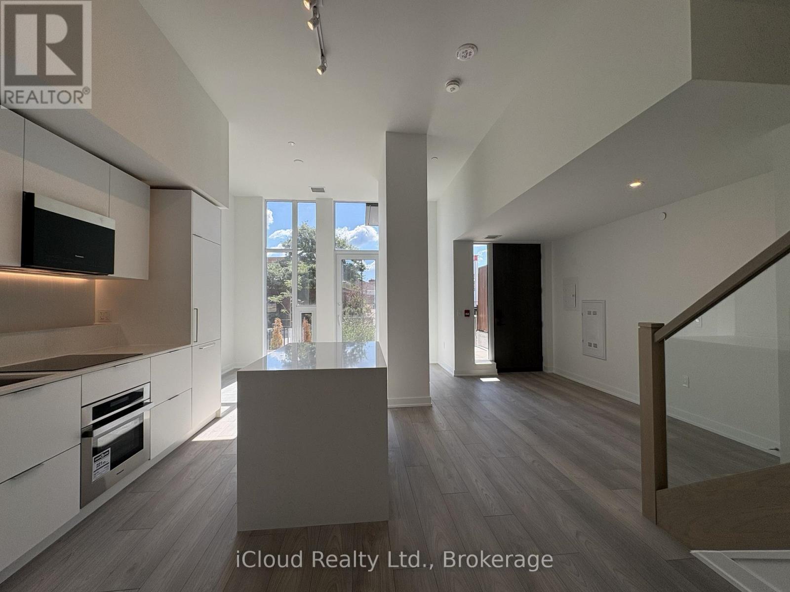 Th 02 - 1 Fairview Road, Mississauga, Ontario  L5A 0B4 - Photo 2 - W13749010