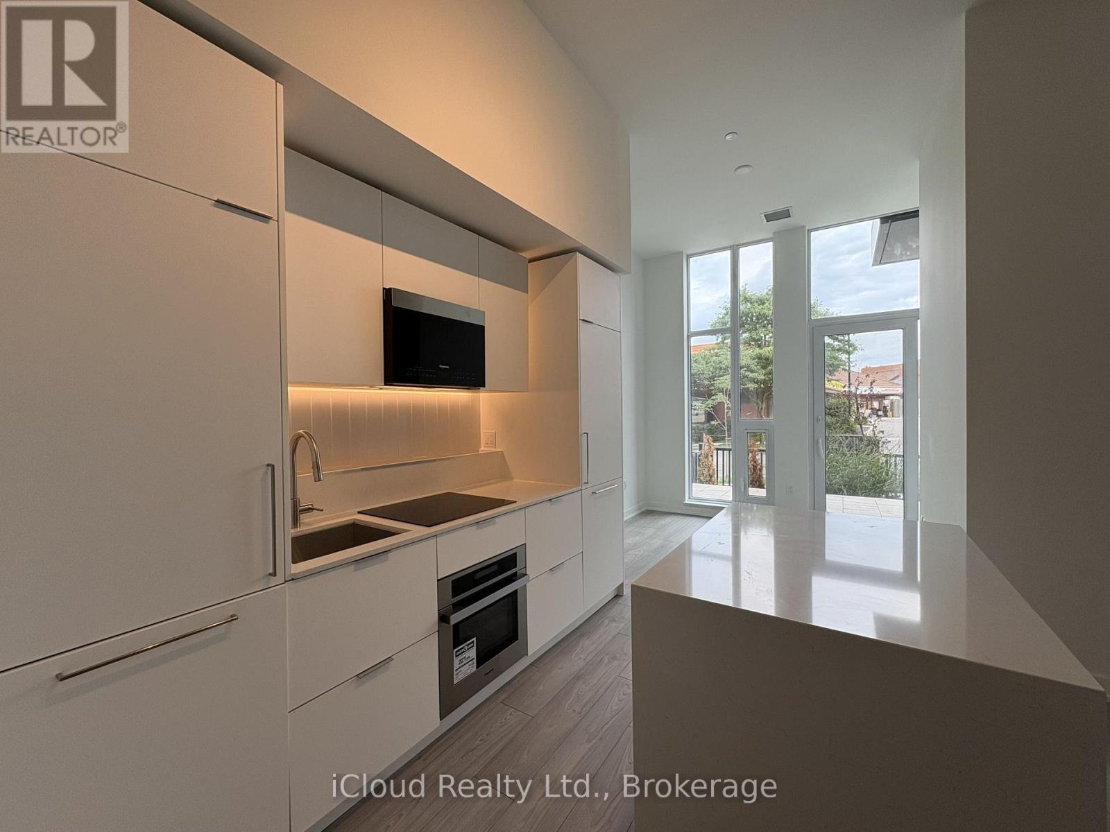 Th 02 - 1 Fairview Road, Mississauga, Ontario  L5A 0B4 - Photo 3 - W13749010