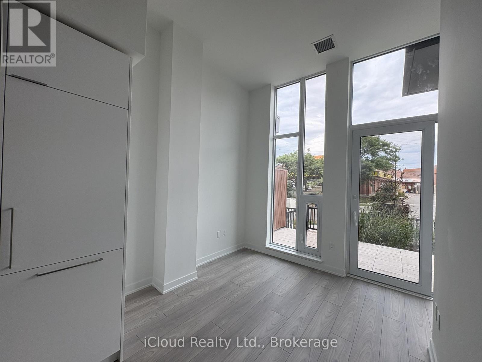 Th 02 - 1 Fairview Road, Mississauga, Ontario  L5A 0B4 - Photo 5 - W13749010