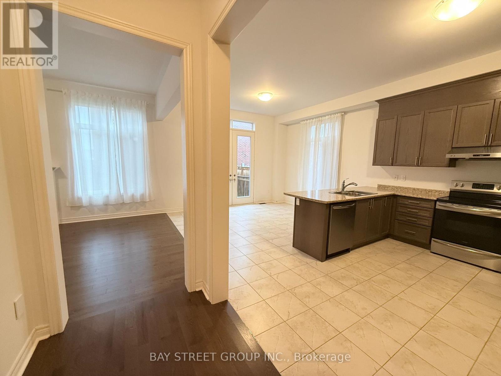 69 Tupling Street, Bradford West Gwillimbury, Ontario  L3Z 0W6 - Photo 8 - N13749068