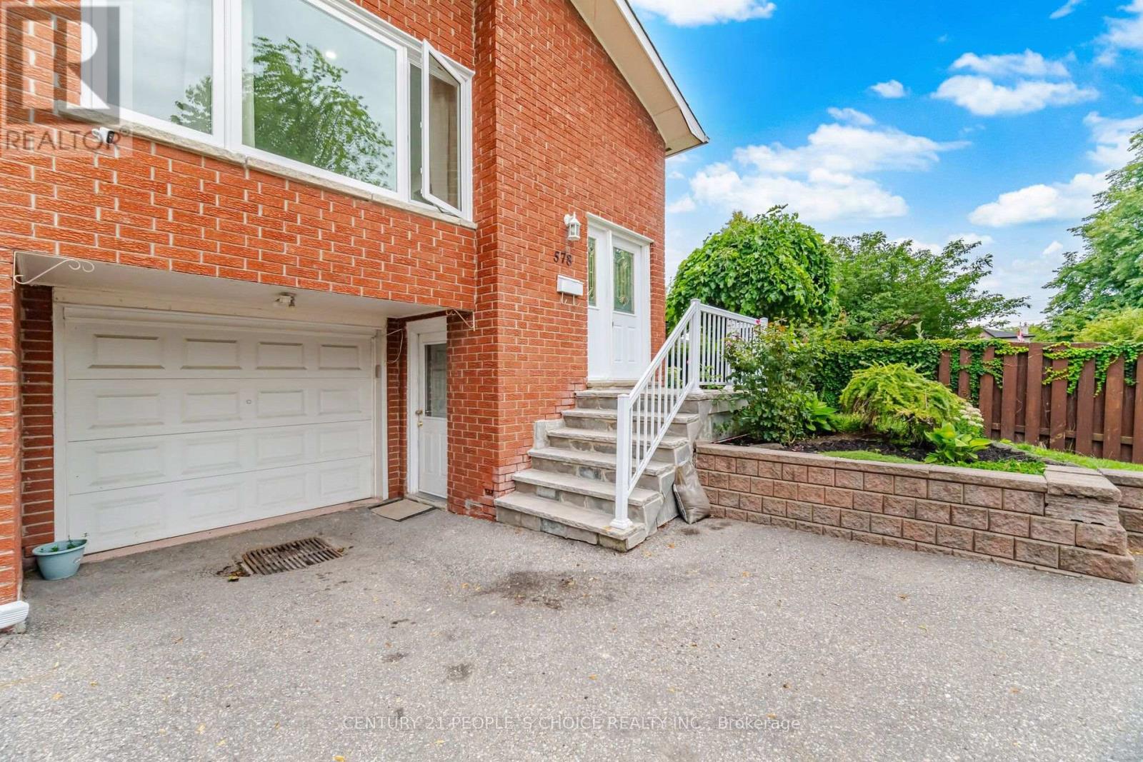 578 Cavell Drive, Mississauga, Ontario  L5B 2N9 - Photo 2 - W13749090
