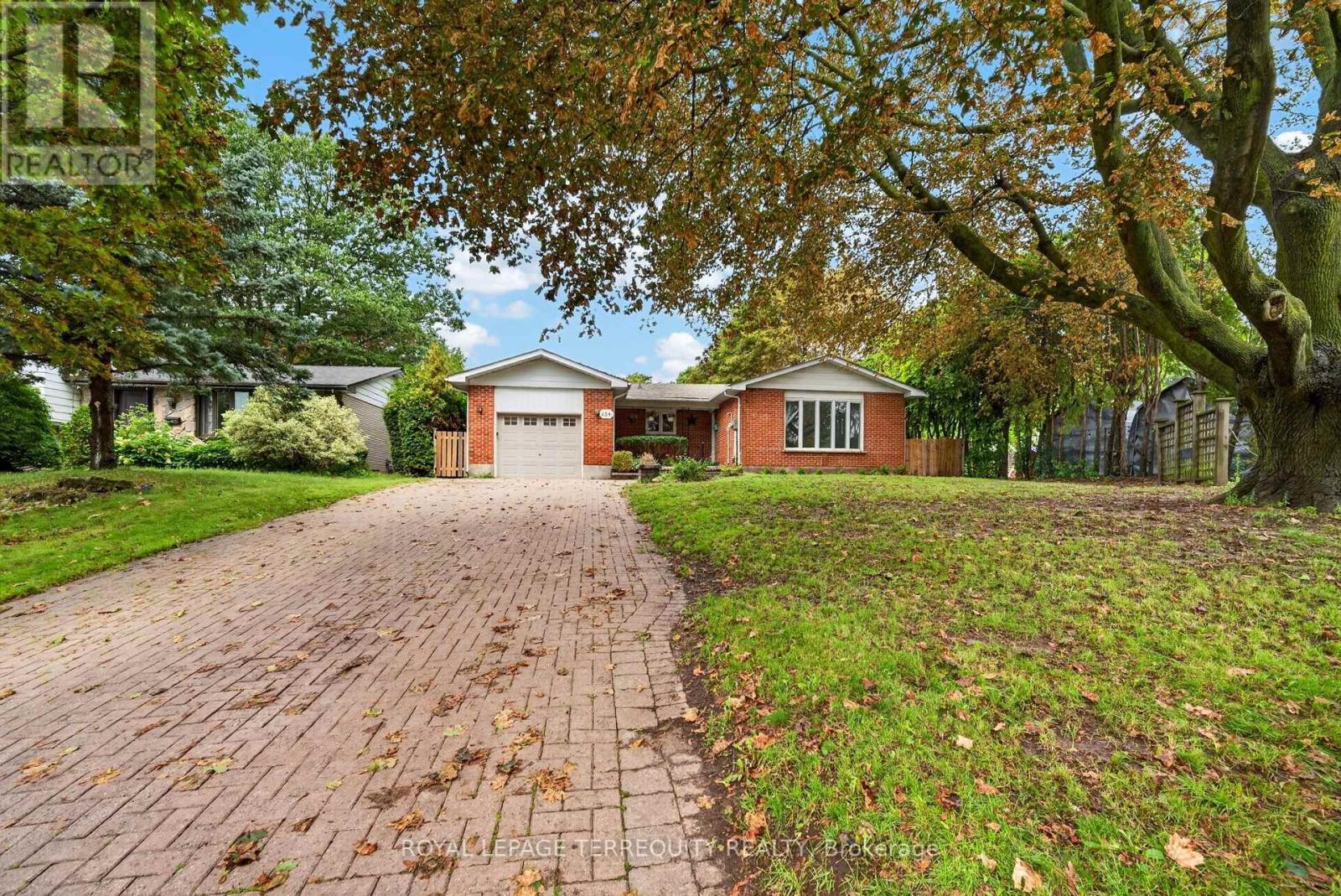 134 Switzer Drive, Oshawa, Ontario  L1G 3J7 - Photo 2 - E13749066