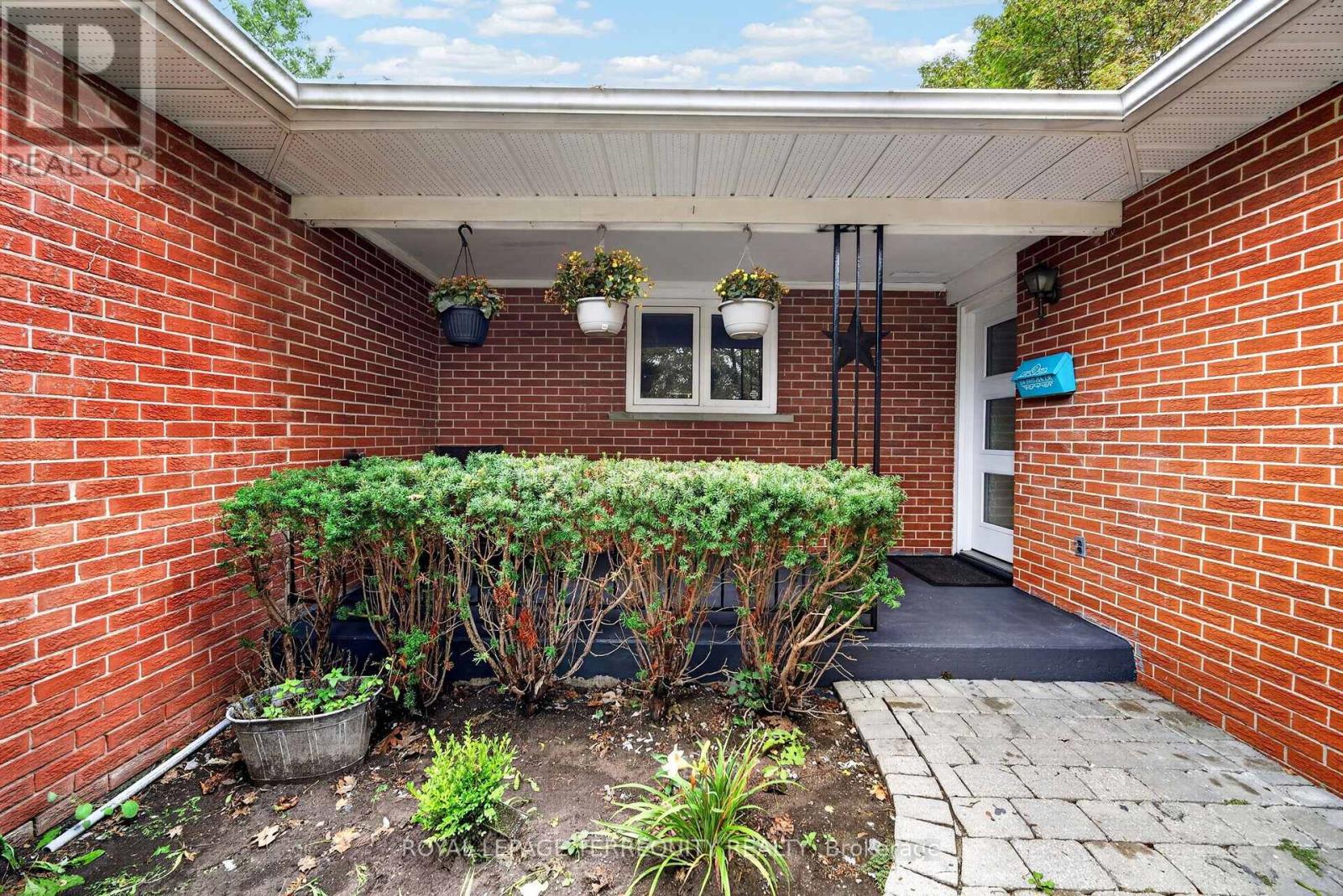 134 Switzer Drive, Oshawa, Ontario  L1G 3J7 - Photo 4 - E13749066