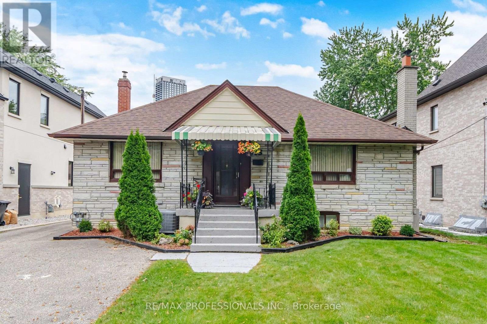 53 Wilmar Road, Toronto, Ontario  M9B 3R8 - Photo 2 - W13749136