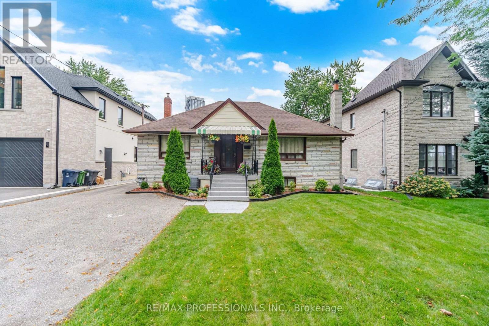 53 Wilmar Road, Toronto, Ontario  M9B 3R8 - Photo 5 - W13749136