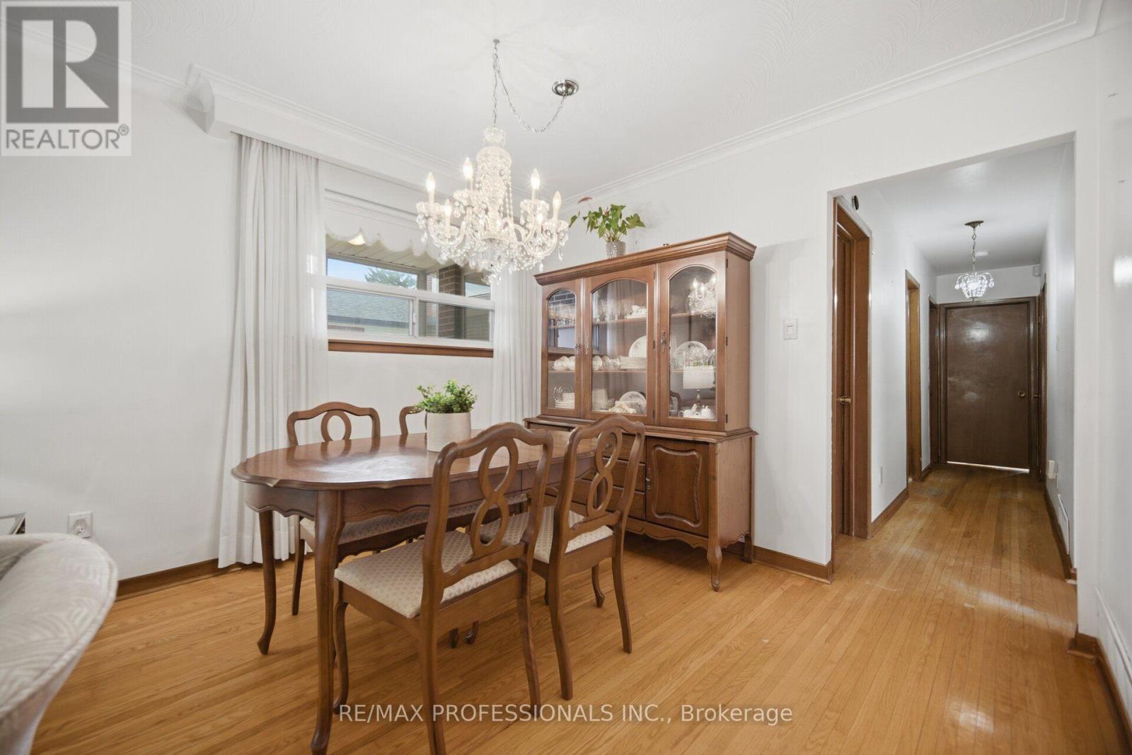 19 Earldown Drive, Toronto, Ontario  M9R 2L4 - Photo 10 - W13749144