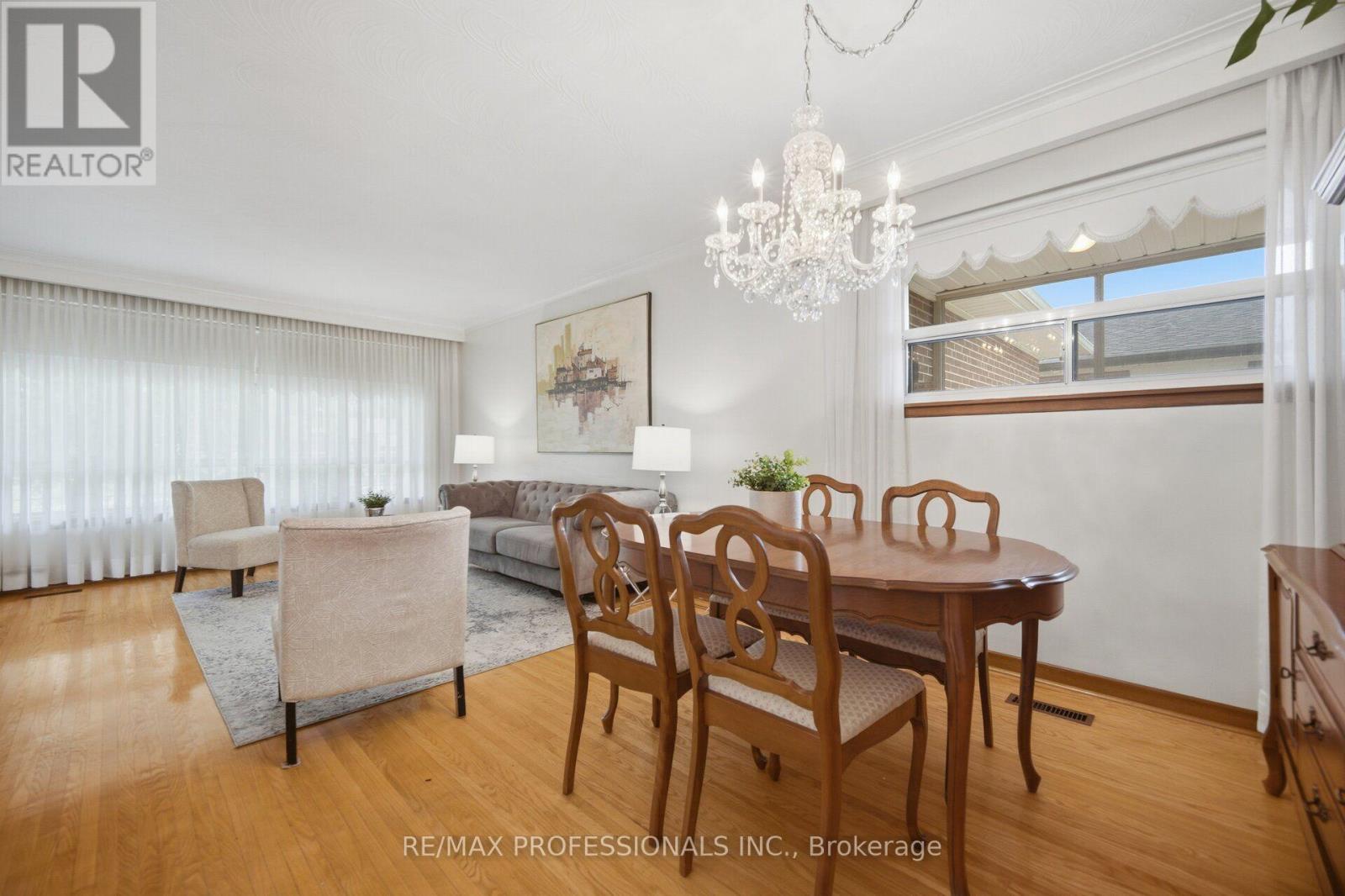 19 Earldown Drive, Toronto, Ontario  M9R 2L4 - Photo 11 - W13749144