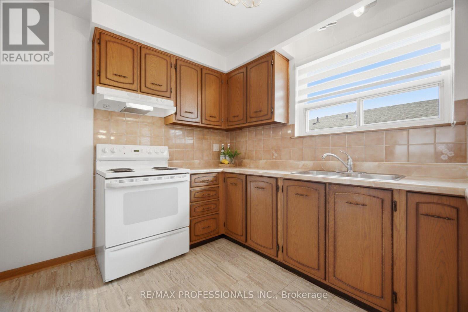 19 Earldown Drive, Toronto, Ontario  M9R 2L4 - Photo 13 - W13749144