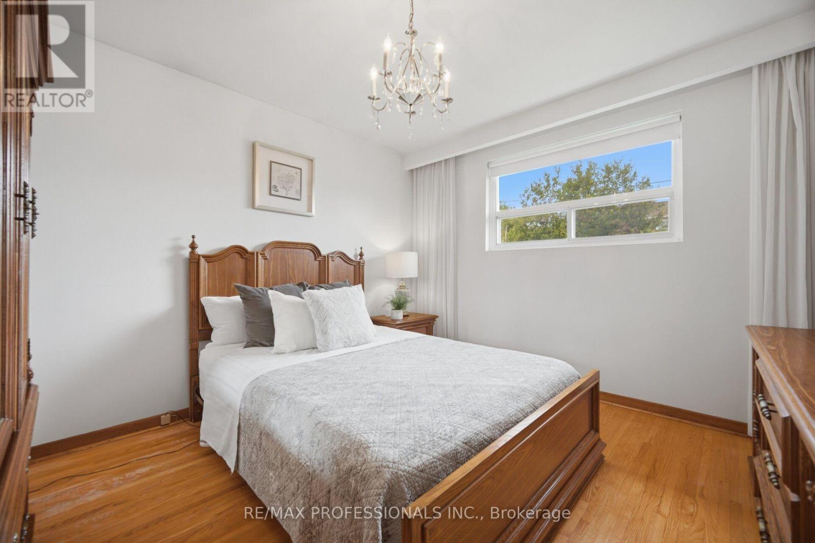 19 Earldown Drive, Toronto, Ontario  M9R 2L4 - Photo 17 - W13749144