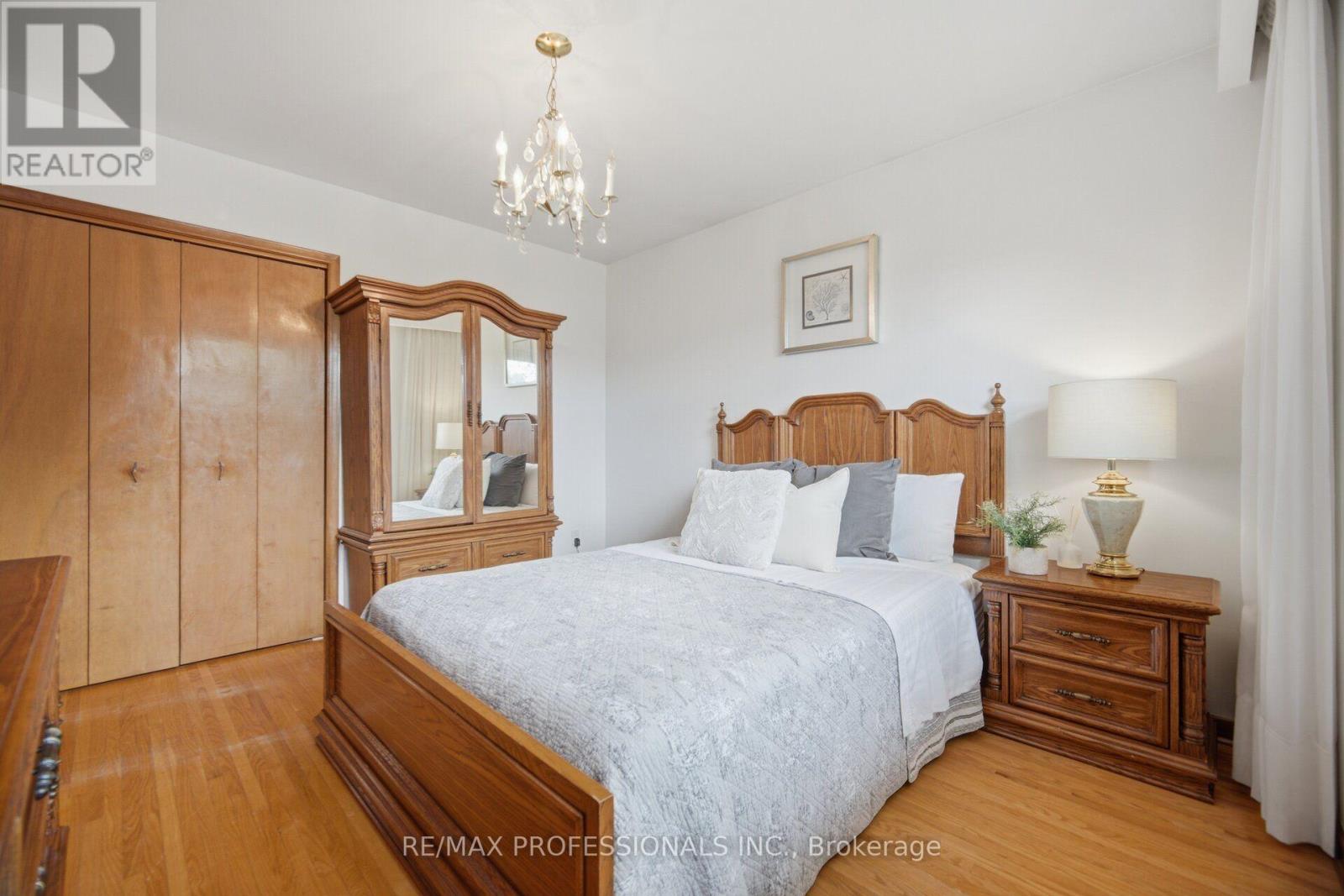19 Earldown Drive, Toronto, Ontario  M9R 2L4 - Photo 18 - W13749144