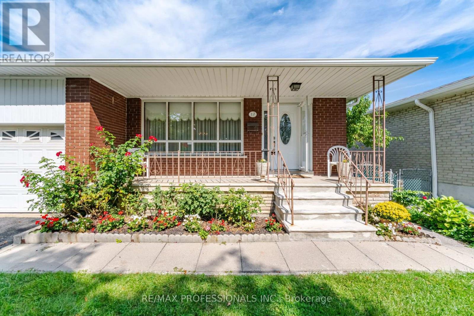 19 Earldown Drive, Toronto, Ontario  M9R 2L4 - Photo 2 - W13749144