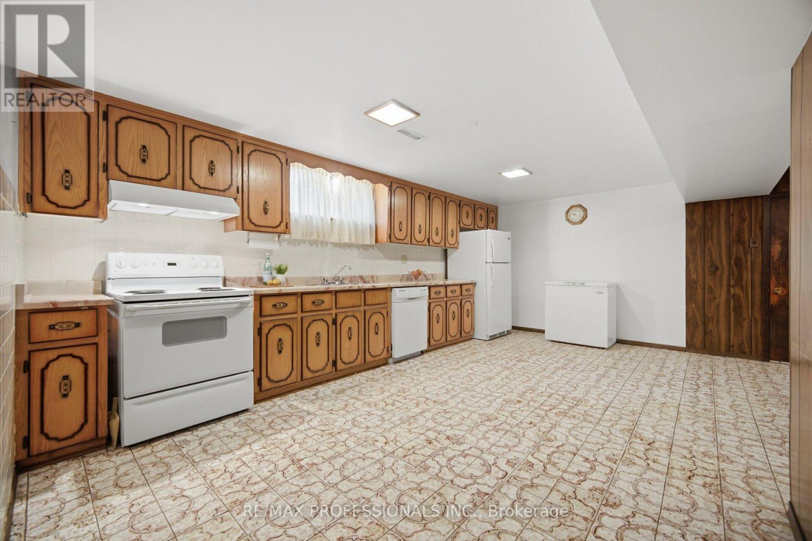 19 Earldown Drive, Toronto, Ontario  M9R 2L4 - Photo 27 - W13749144