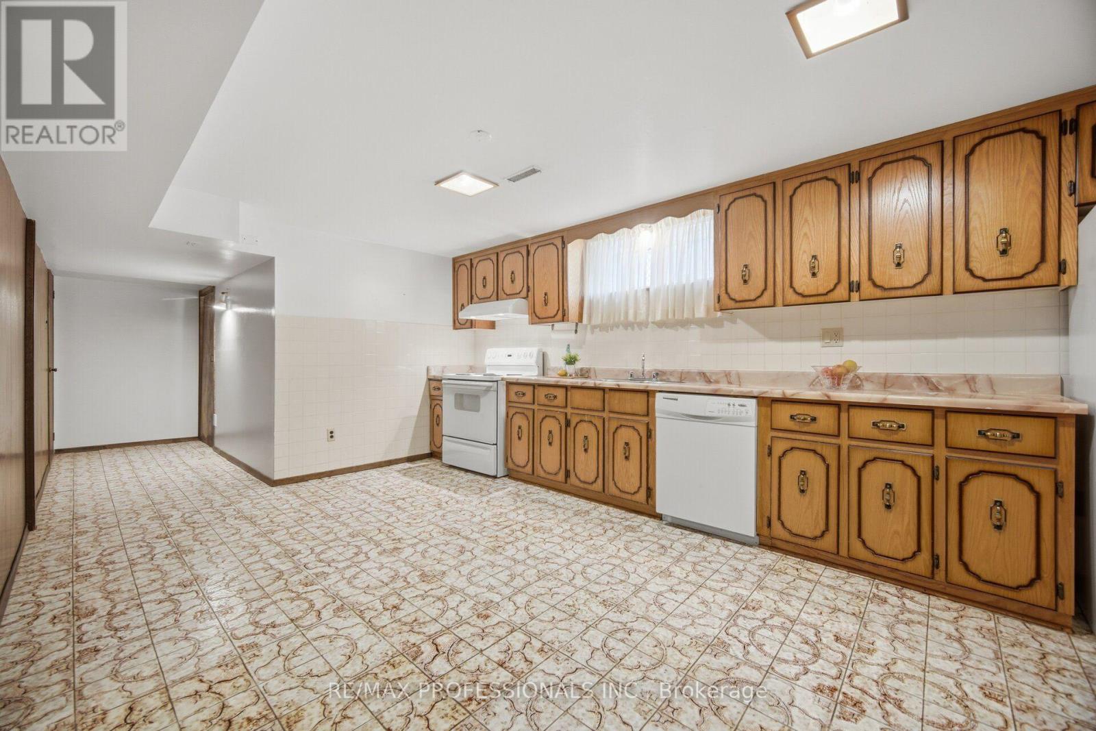 19 Earldown Drive, Toronto, Ontario  M9R 2L4 - Photo 28 - W13749144