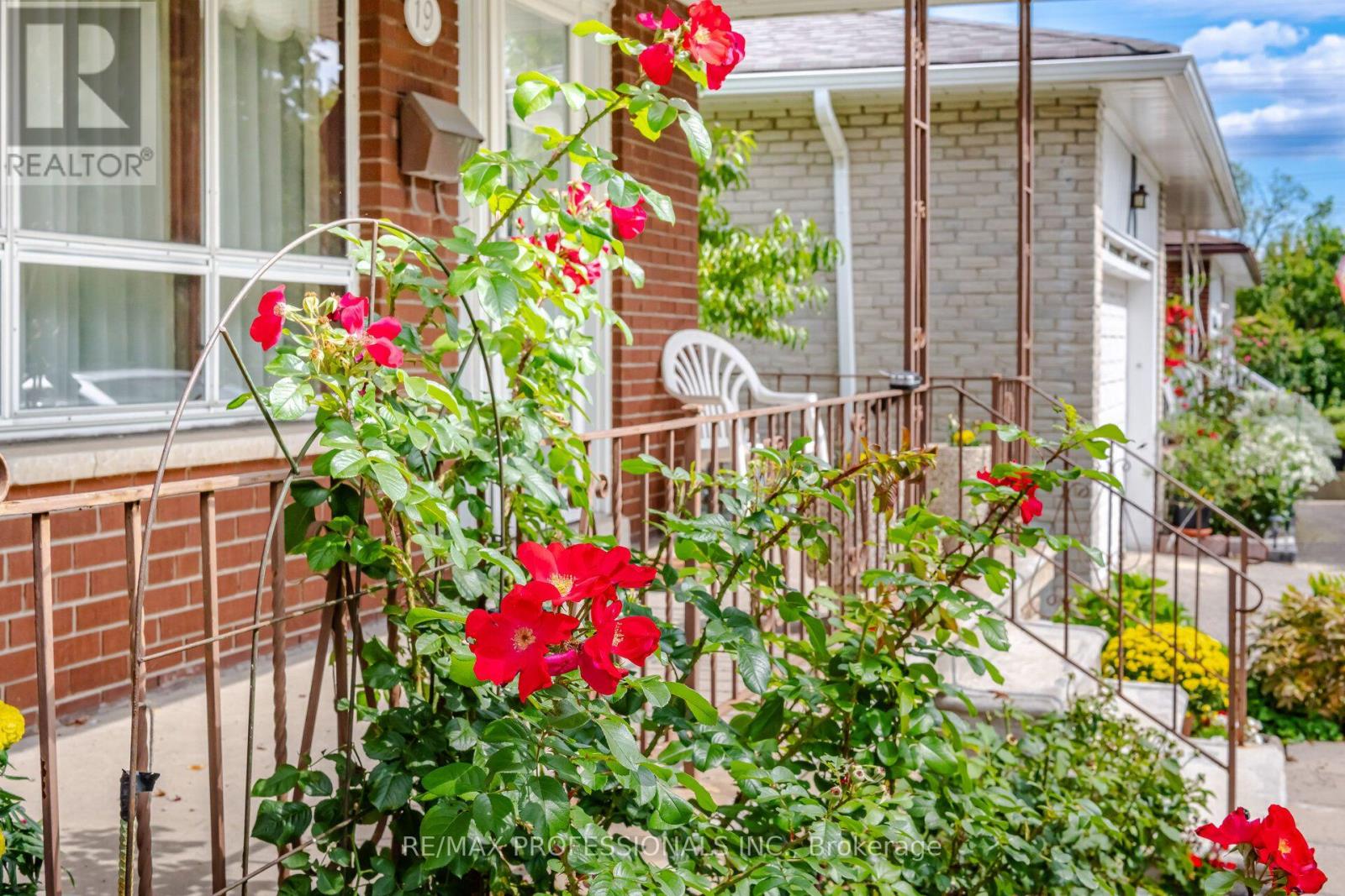 19 Earldown Drive, Toronto, Ontario  M9R 2L4 - Photo 3 - W13749144