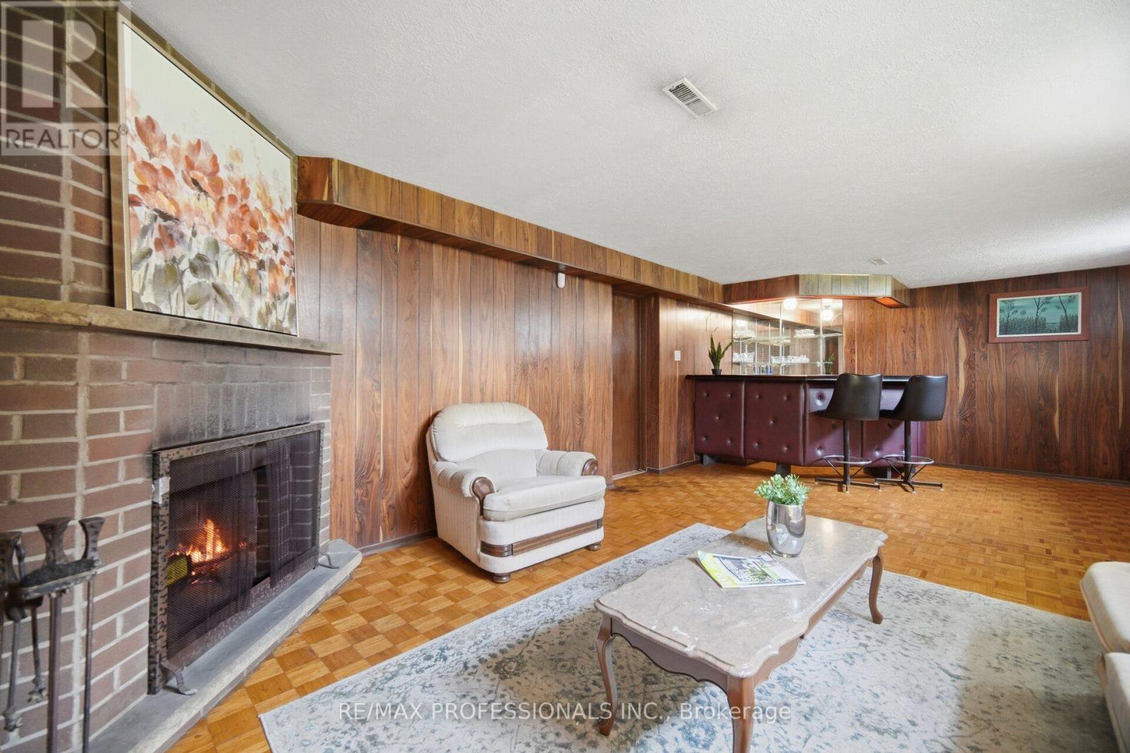 19 Earldown Drive, Toronto, Ontario  M9R 2L4 - Photo 36 - W13749144