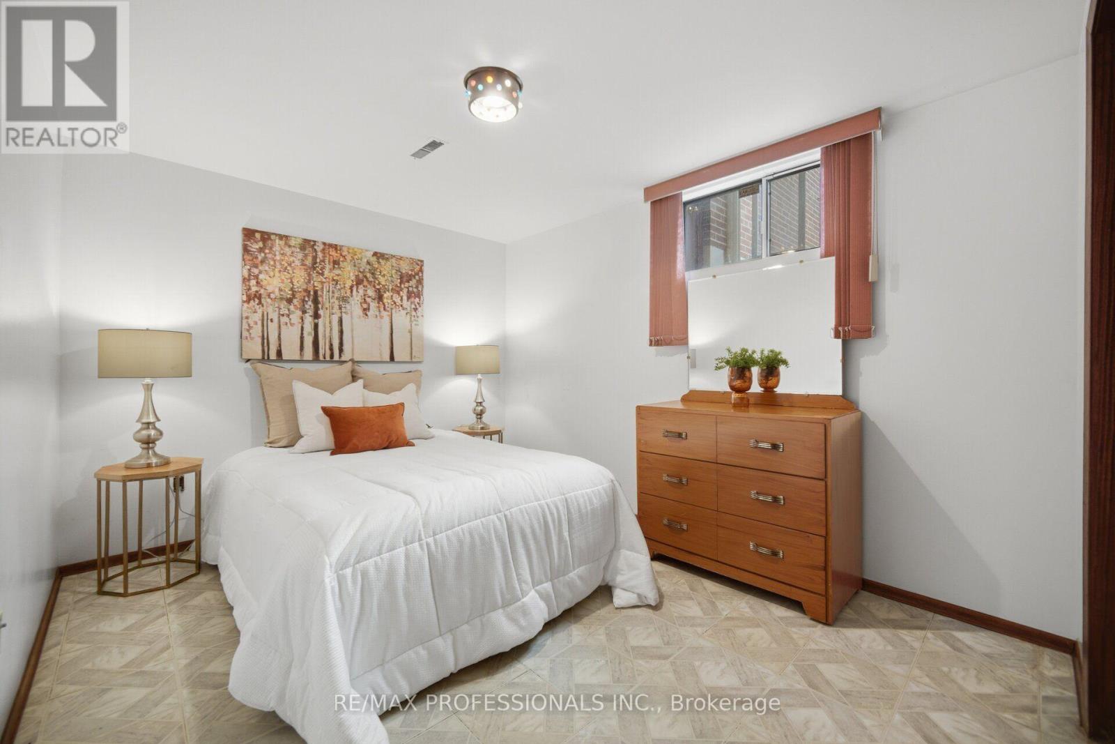 19 Earldown Drive, Toronto, Ontario  M9R 2L4 - Photo 38 - W13749144