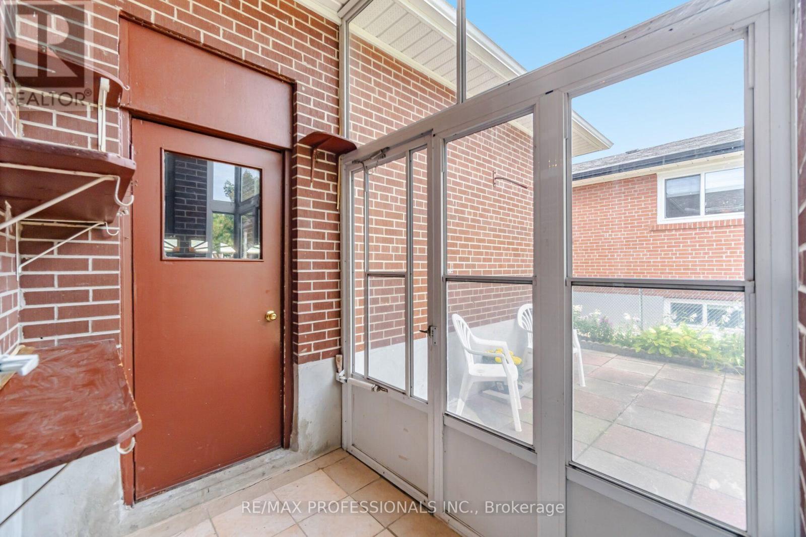 19 Earldown Drive, Toronto, Ontario  M9R 2L4 - Photo 39 - W13749144