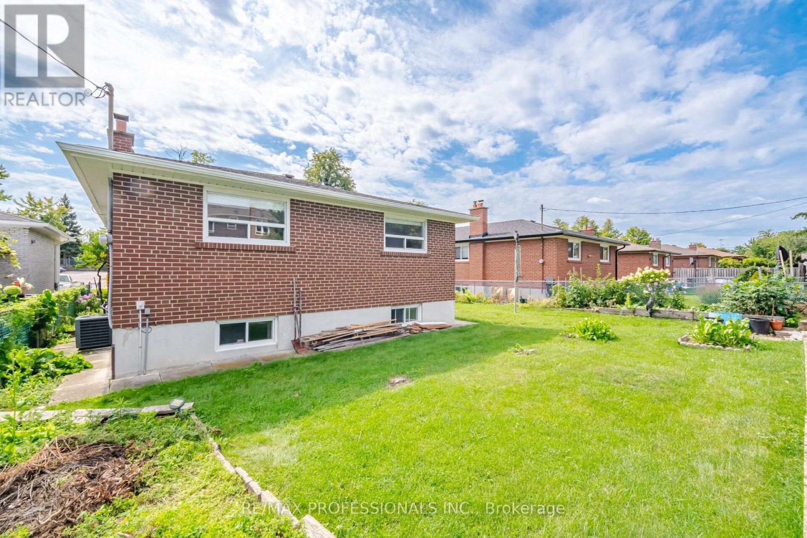 19 Earldown Drive, Toronto, Ontario  M9R 2L4 - Photo 43 - W13749144