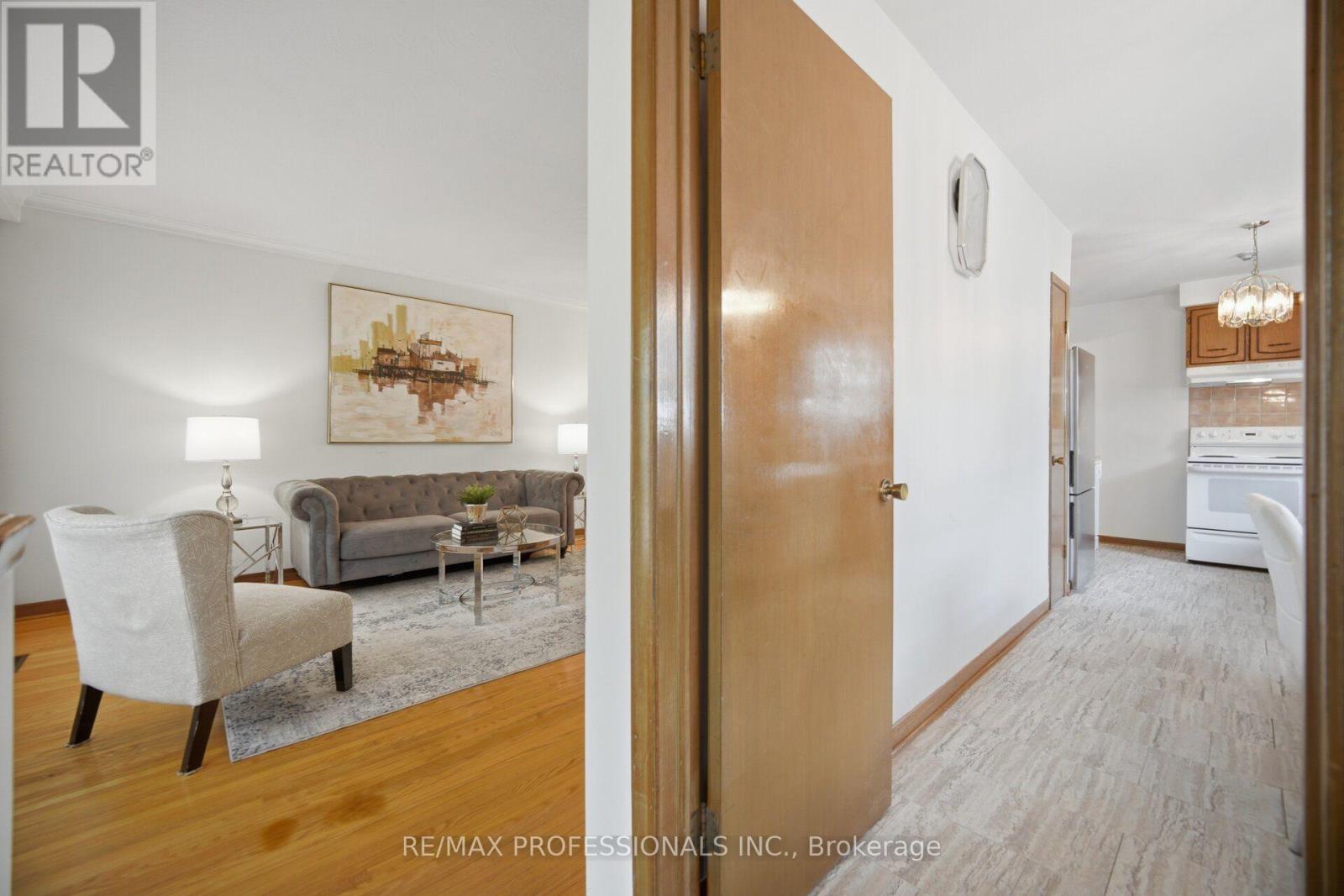 19 Earldown Drive, Toronto, Ontario  M9R 2L4 - Photo 5 - W13749144