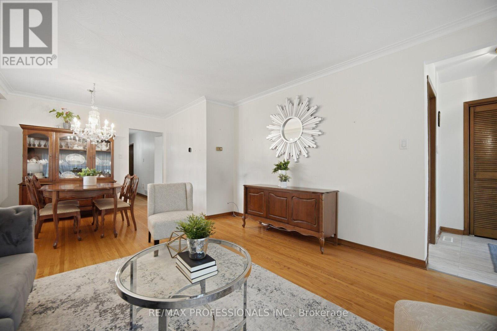 19 Earldown Drive, Toronto, Ontario  M9R 2L4 - Photo 6 - W13749144