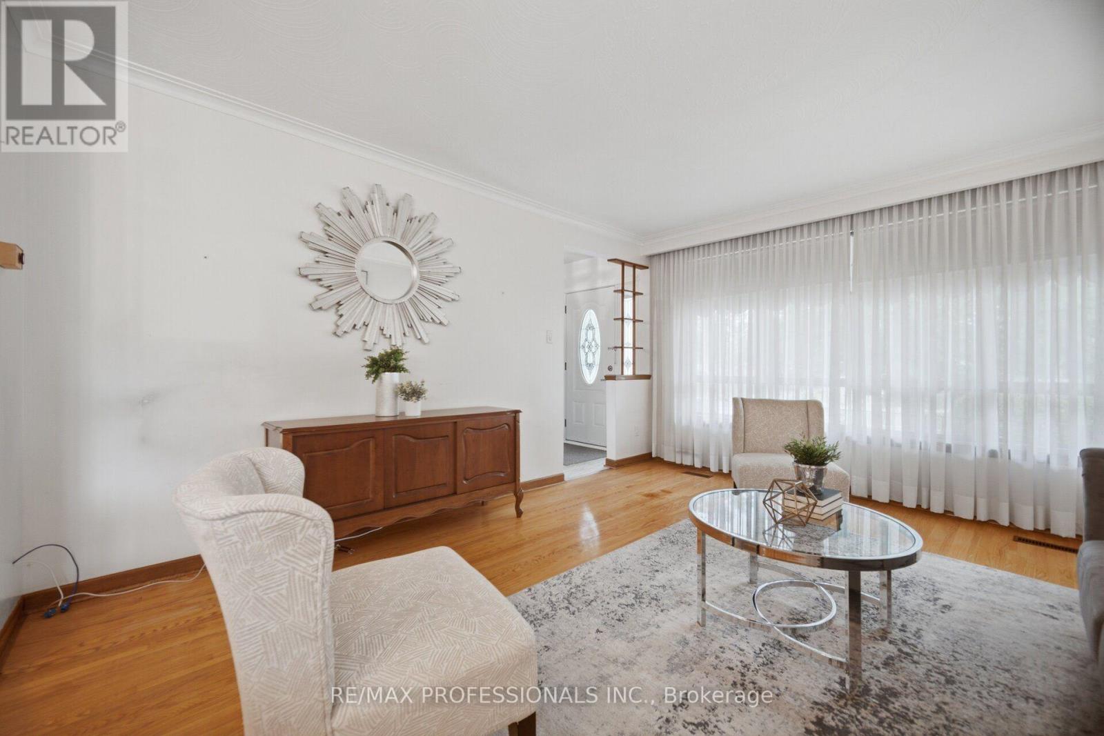 19 Earldown Drive, Toronto, Ontario  M9R 2L4 - Photo 7 - W13749144
