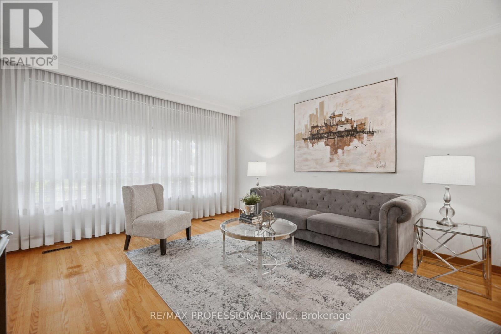 19 Earldown Drive, Toronto, Ontario  M9R 2L4 - Photo 8 - W13749144