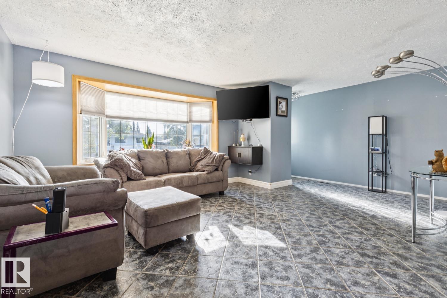 10830 159 St NW, Edmonton, Alberta  T5P 3B7 - Photo 4 - E4507336