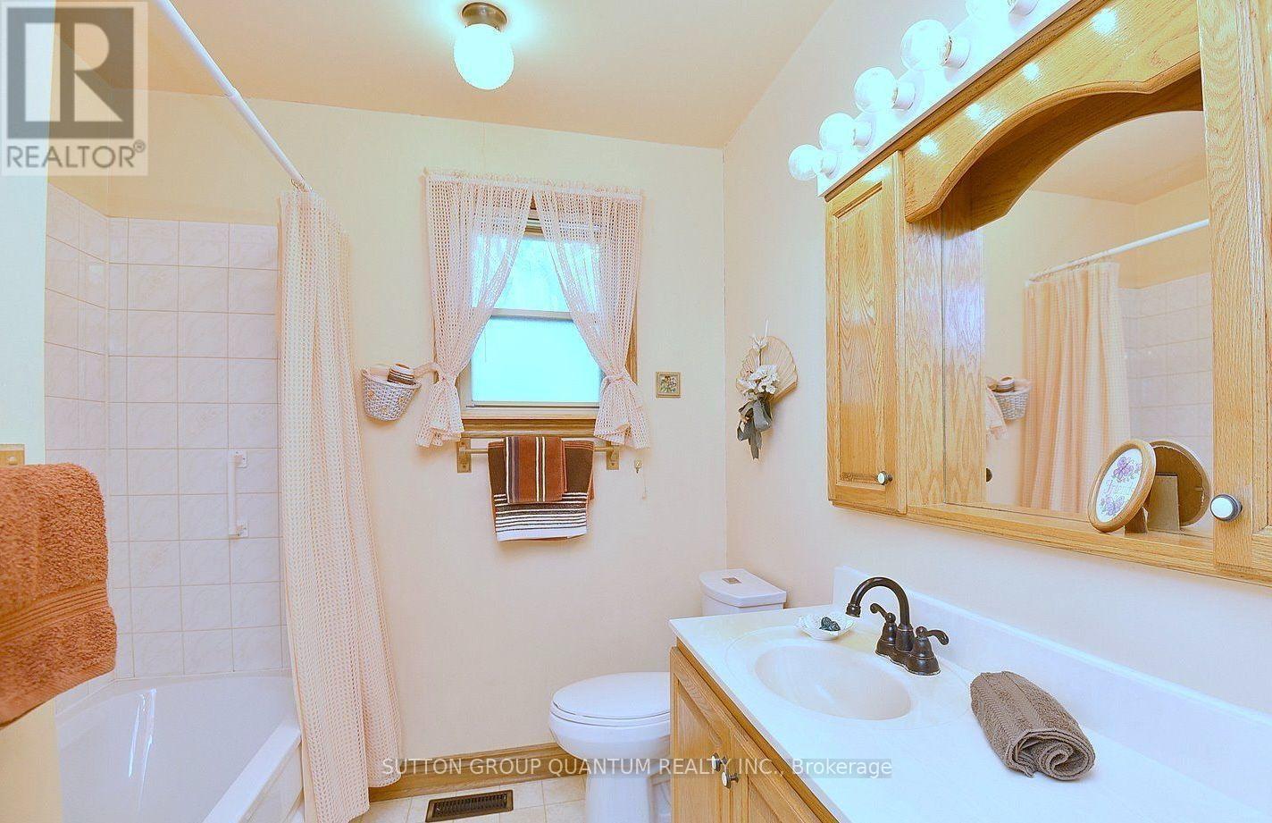 499 Valley Drive N, Oakville, Ontario  L6L 4L9 - Photo 19 - W13739104