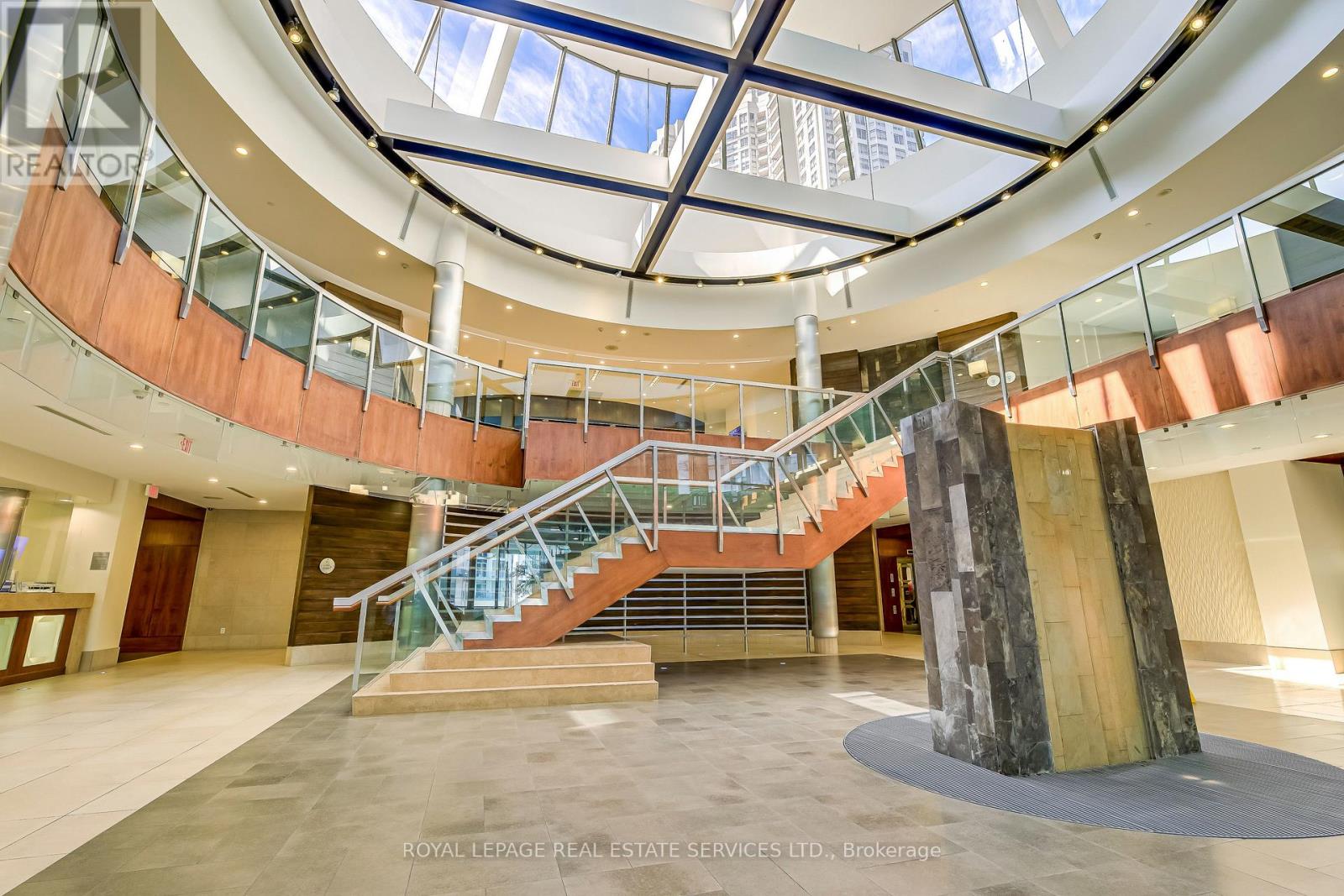 1433 - 3888 Duke Of York Boulevard, Mississauga, Ontario  L5B 4P5 - Photo 3 - W13749168