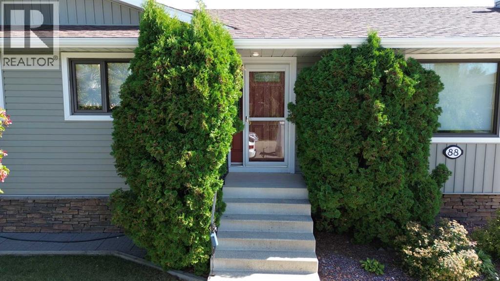 88 Mccullough  Cresent, Red Deer, Alberta  T4R 1S7 - Photo 4 - A2332788