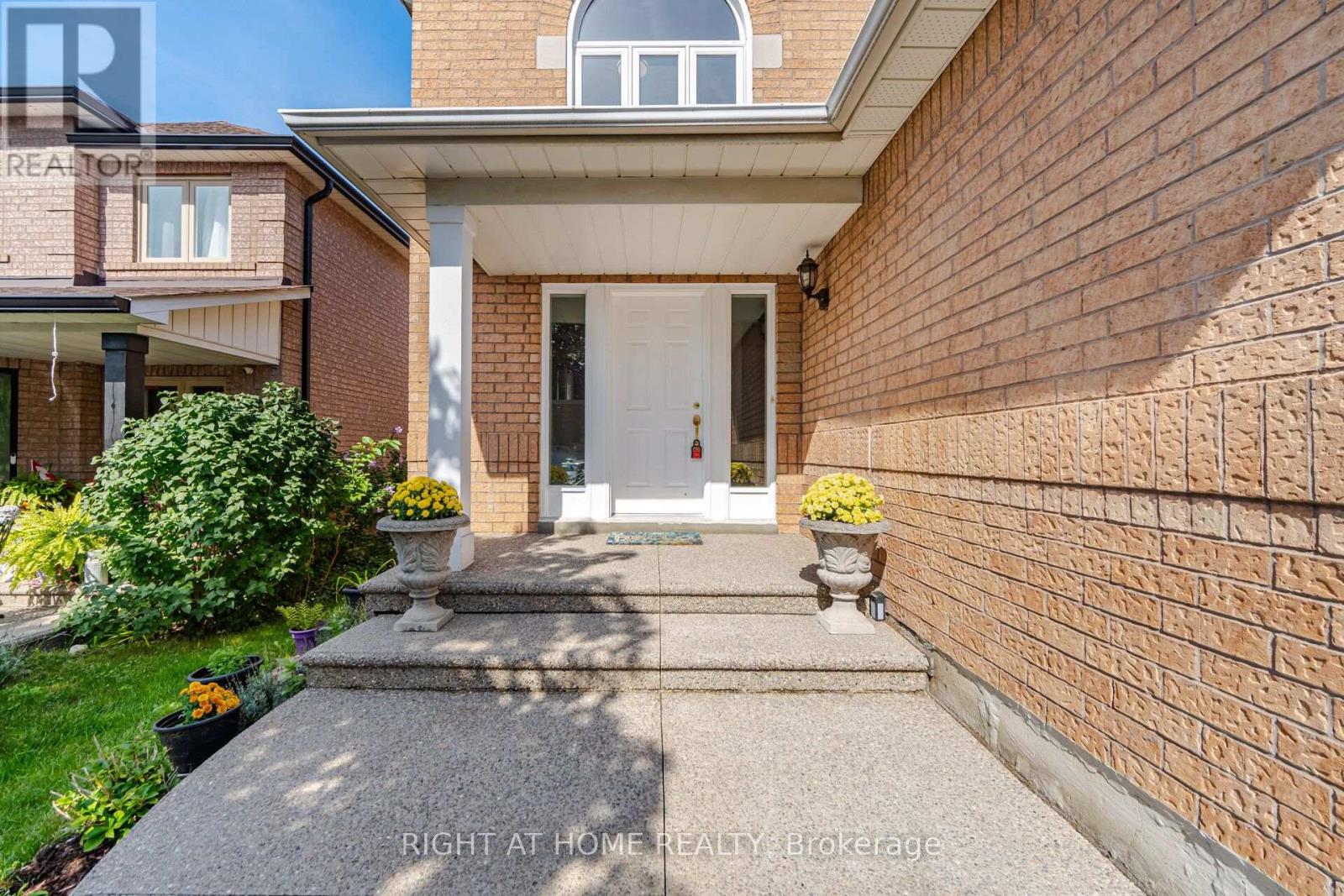 975 Mantle Crescent, Mississauga, Ontario  L5V 2G3 - Photo 2 - W13749252