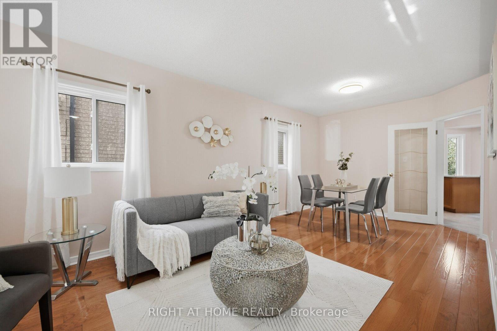 975 Mantle Crescent, Mississauga, Ontario  L5V 2G3 - Photo 4 - W13749252