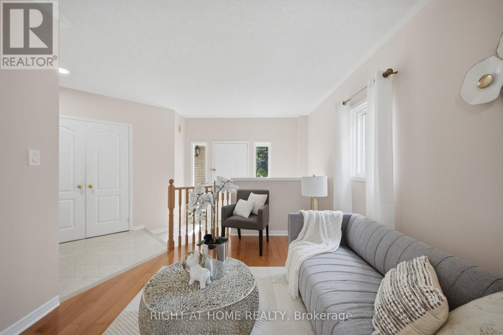 975 Mantle Crescent, Mississauga, Ontario  L5V 2G3 - Photo 5 - W13749252
