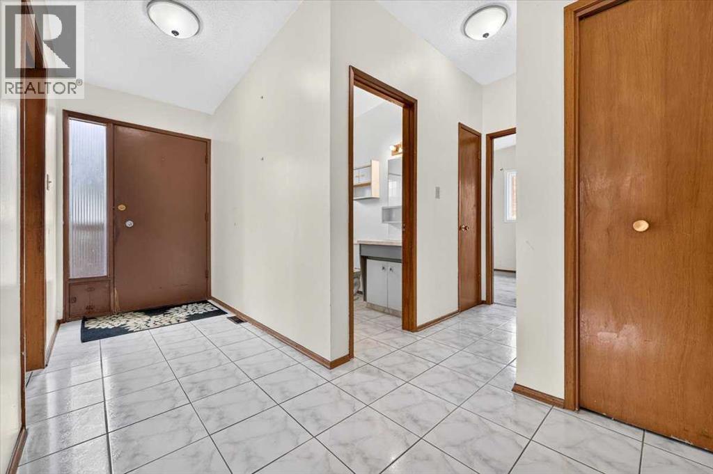 6325 Tregillus Street NW, Calgary, Alberta  T2K 3T4 - Photo 4 - A2342985