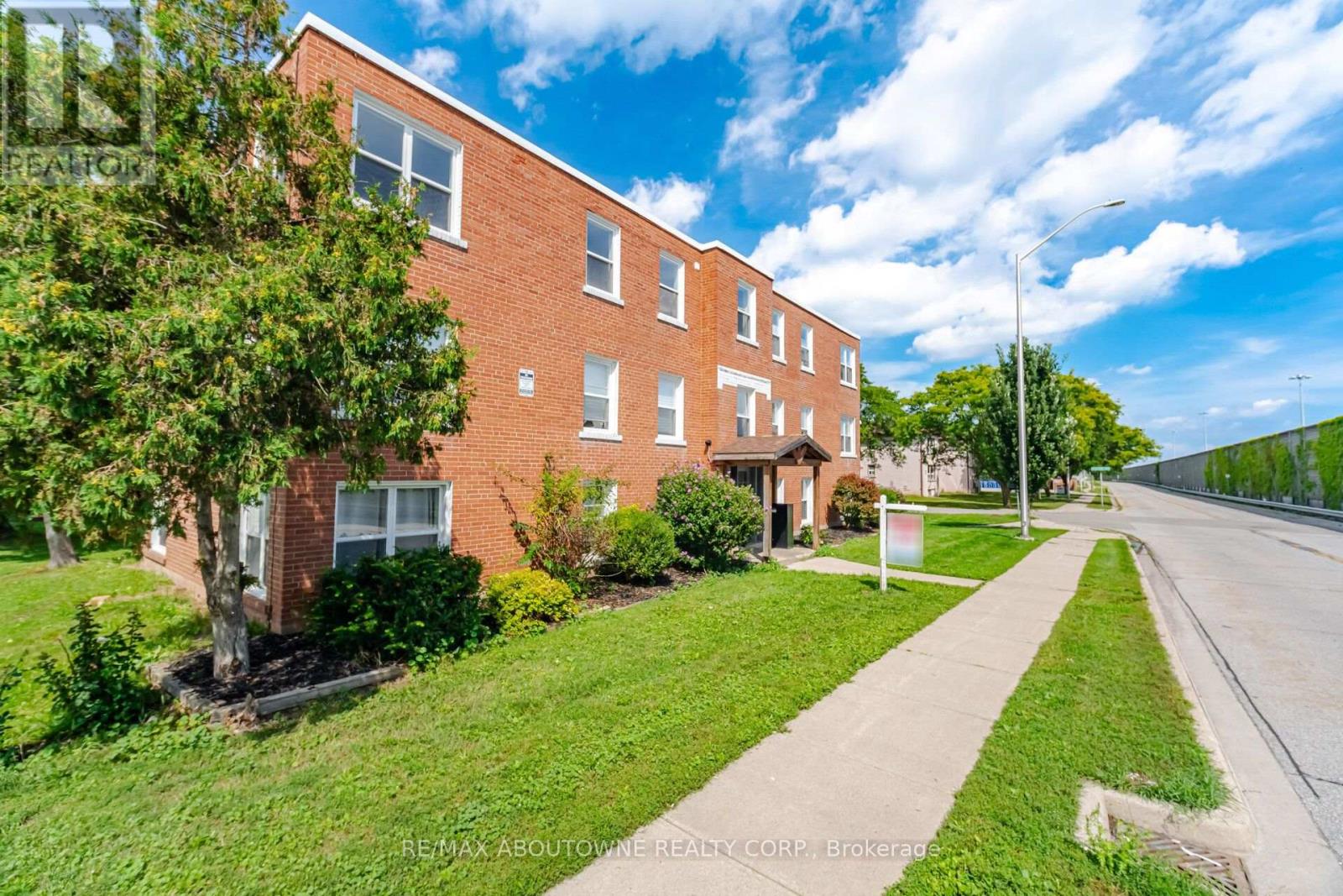 5 - 133 North Service Road E, Oakville, Ontario  L6H 1A3 - Photo 2 - W13749300