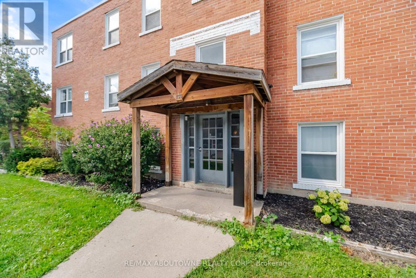 5 - 133 North Service Road E, Oakville, Ontario  L6H 1A3 - Photo 3 - W13749300