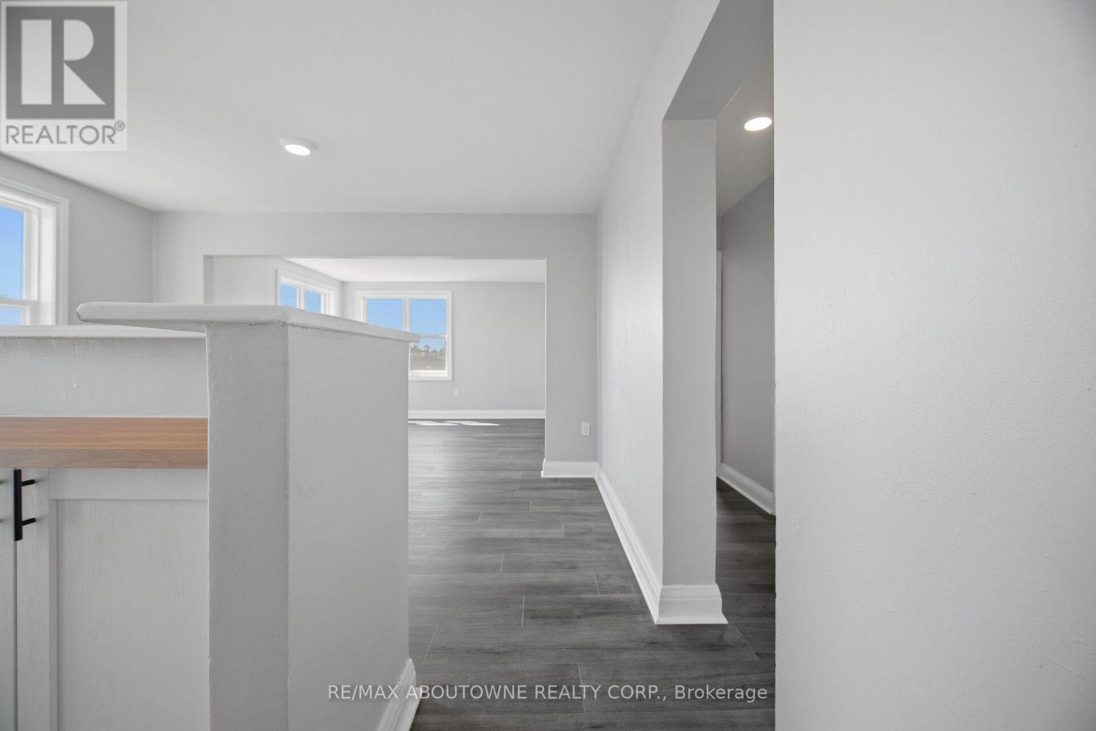 5 - 133 North Service Road E, Oakville, Ontario  L6H 1A3 - Photo 6 - W13749300