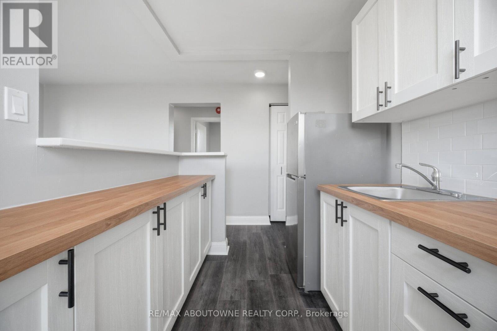 5 - 133 North Service Road E, Oakville, Ontario  L6H 1A3 - Photo 7 - W13749300