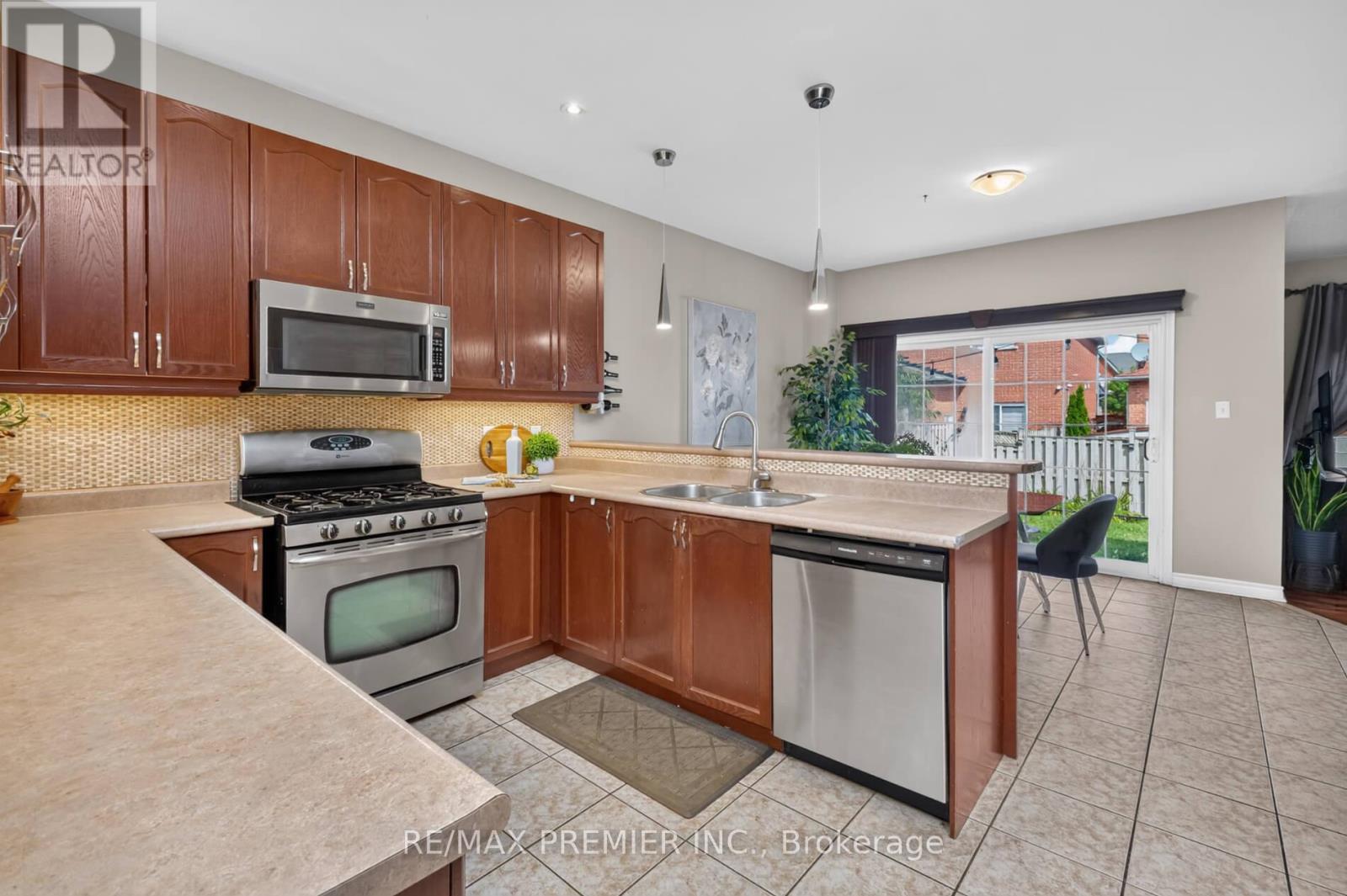 19 Timberwolf Road, Brampton, Ontario  L6P 2B4 - Photo 11 - W13749326
