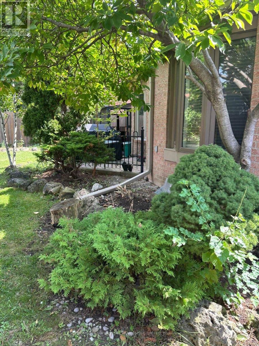 4 Nottingham Crescent, Brampton, Ontario  L6S 4G4 - Photo 4 - W13749328