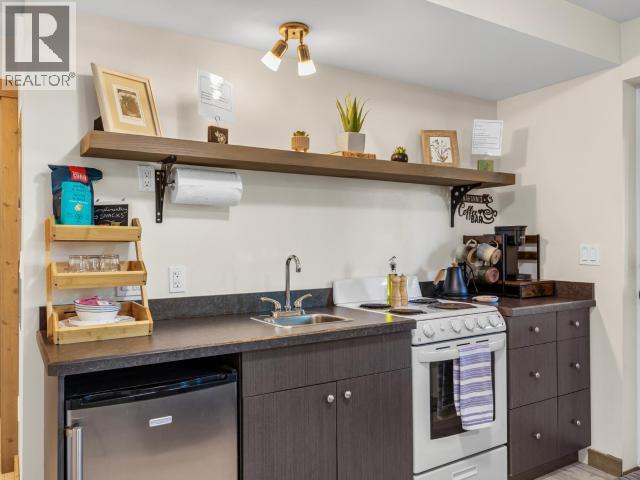 16 ISKOOT CRESCENT photo 34