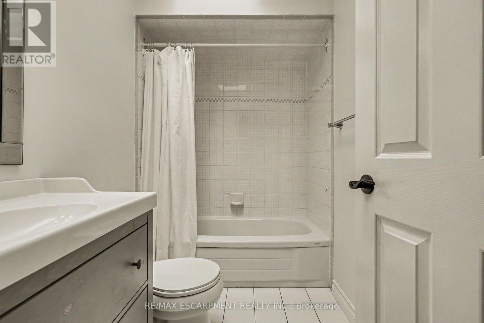 74 Fairwood Place W, Burlington, Ontario  L7T 4B6 - Photo 19 - W13747676