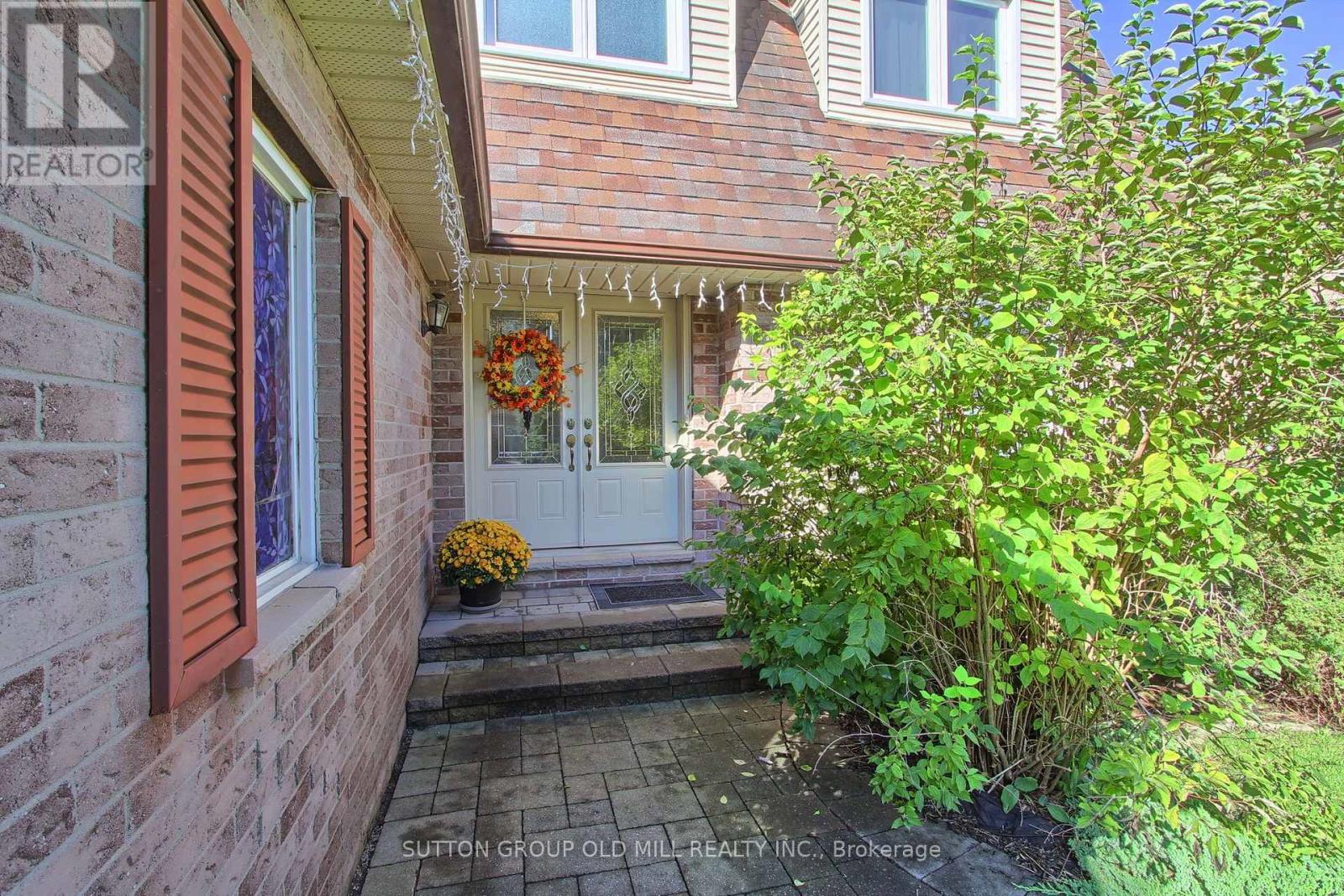 129 Robin Court, Newmarket, Ontario  L3Y 6B2 - Photo 3 - N13749534